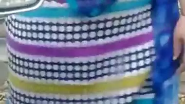 Paki Bhabi Fara showing her Huge boobs in Park