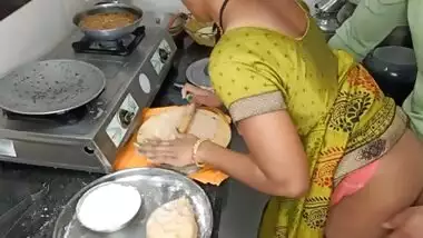 Bhabhi does fucking and cooking together in Bhabhi xvideo
