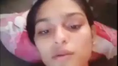 Pretty Desi college girl exposes her tits and shaved cunt on XXX cam