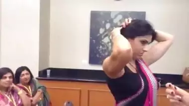 Hot Kannada MILF in Sleeveless Blouse and Navel Show