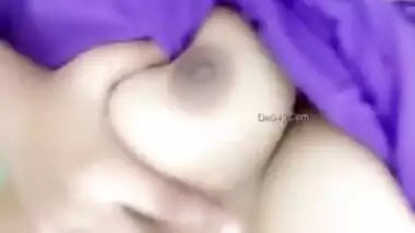 Teen Indian pulls her violet T-shirt up and shows off XXX boobs