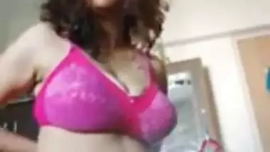 Big booby mature Bhabhi displays her huge nude boobs