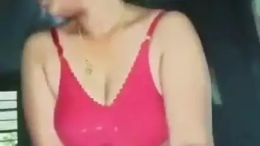 Big boob South Indian lady gives a handjob